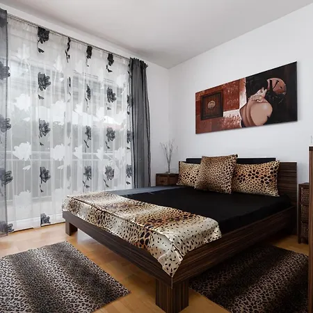 Dana With Garden & Grill Пореч