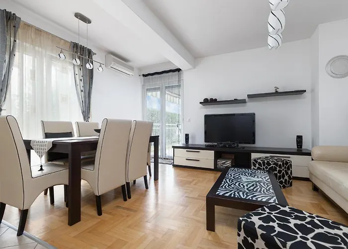 Dana With Garden & Grill